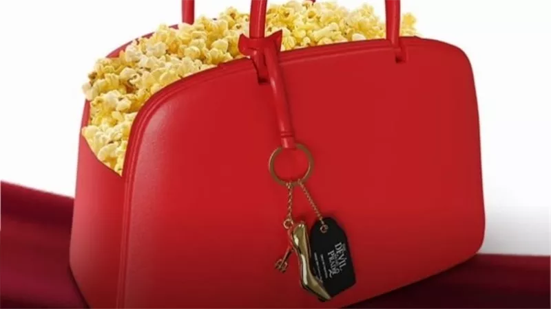 حقيبة فشار حمراء تخطف الأنظار قبل عرض The Devil Wears Prada 2