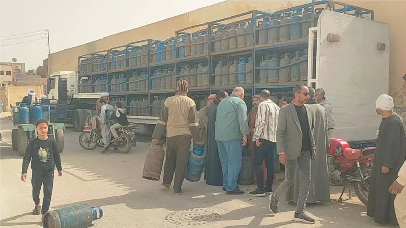أهالي فرشوط يعانون من عدم توافر اسطوانات البوتجاز وارتفاع اسعارها بالسوق السود