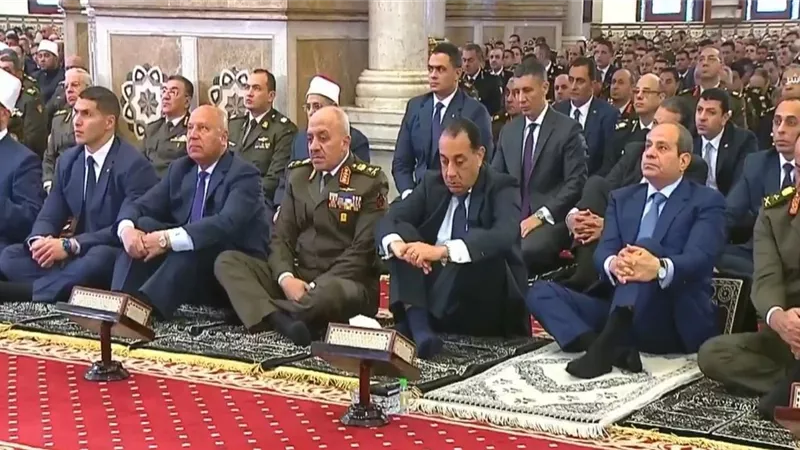 بمسجد المشير.. الرئيس السيسي يؤدي صلاة الجمعة الأخيرة في رمضان