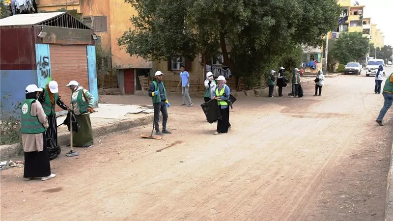 محافظ أسوان يشيد بمبادرة «بشبابها أجمل» ويثمن جهود الشباب التطوعية