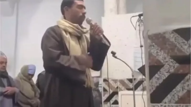 قارئ يبهر المصلين بعد انقطاع الكهرباء أثناء الصلاة.. «صوته عذب»