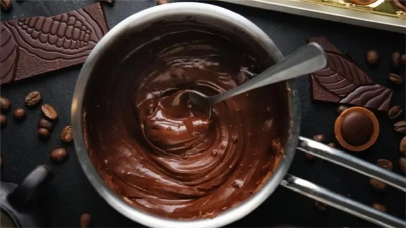 بدل الجاهزة.. طريقة تحضير شوكولاتة العيد في المنزل