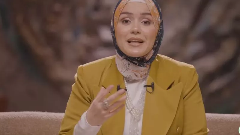 «بسبب الطمع».. يمنى عاطف: قارون الأرض انشقت وبلعته هو وكل ثروته