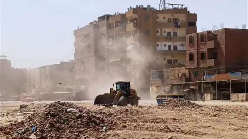 رفع 51 حالة إشغال و160 طن مخلفات بمنطقة الناصرية وطريق السماد بأسوان