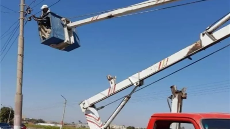 صيانة أعمدة الإنارة ورفع كفاءة الكشافات بعدد من قرى مركز طنطا