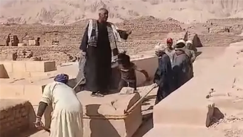 فيديو “رئيس العمال المغني” يعيد مشهد الفراعنة من جديد بالأقصر