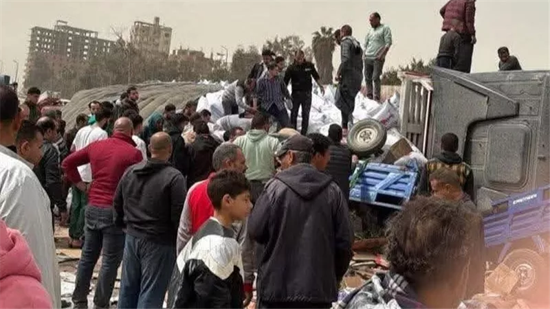 مصرع شخص وإصابة آخر في انقلاب سيارة تريلا محمّلة بالردة ببنها