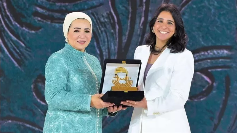 المجلس القومي للمرأة يحتفي بتكريم السيدة انتصار السيسي لسارة عزيز 