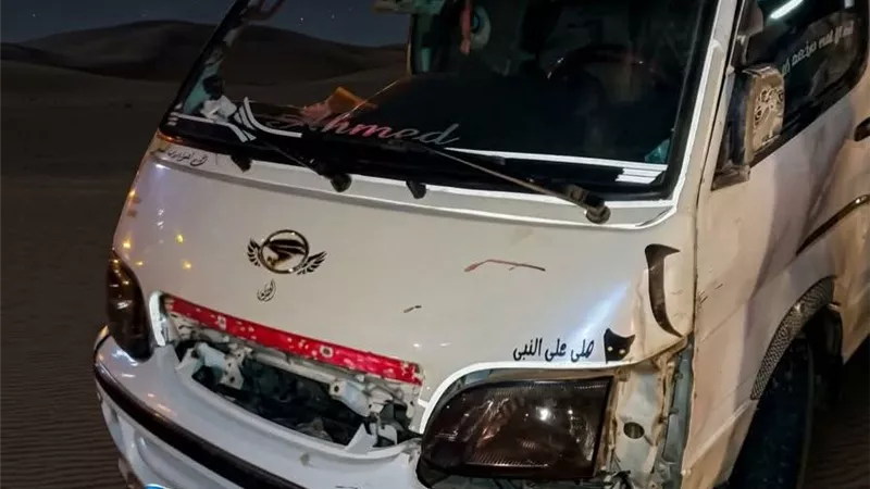 بينهم 5 سيدات.. إصابة 10 أشخاص في انقلاب ميكروباص على طريق بورسعيد دمياط