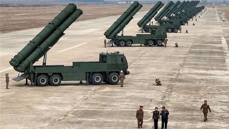 برفقة ابنته.. زعيم كوريا الشمالية يجري تجرية صاروخية استراتيجية