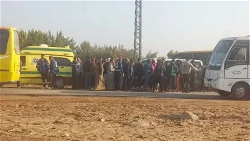 مصرع عامل وإصابة خمسة آخرين إثر تصادم أتوبيس بسيارتين على طريق السادات 