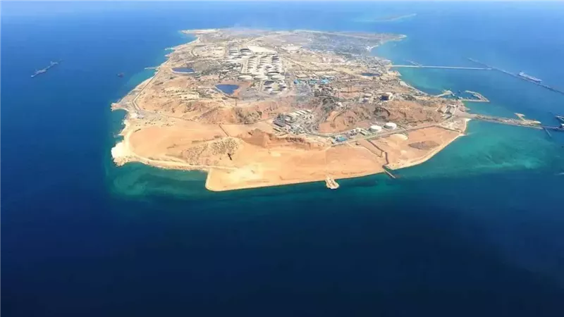 توافد مدنيين إلى جزيرة خرج الإيرانية وسط تهديدات أمريكية بضربها| فيديو