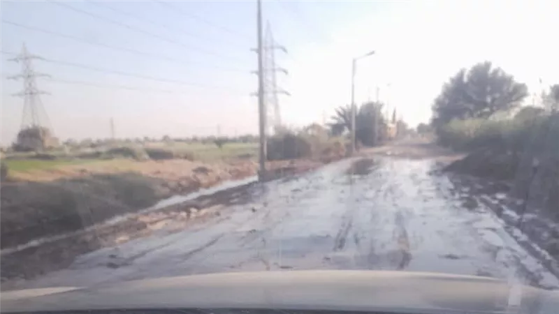 أهالي نقادة يستغيثون من رش المياه في الشوارع وإهدار الثروة المائية |صور