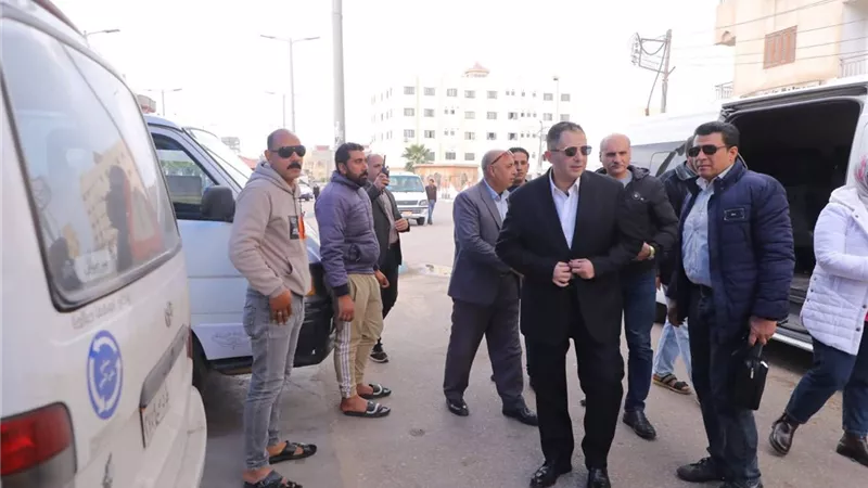 جولة لمحافظ دمياط لمتابعة انتظام سيارات الأجرة وتلبية احتياجات المواطنين