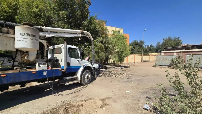 محافظ أسوان يوجه بالتدخل العاجل لحل الشكاوى الجماهيرية الخاصة بالصرف الصحي 