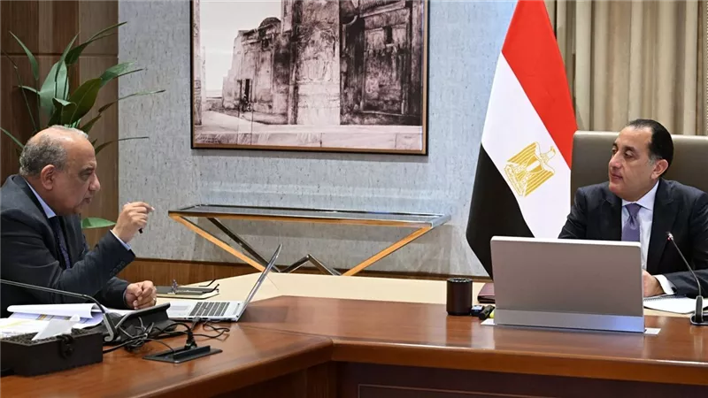 لمتابعة تقليل الفقد الكهربائي.. مدبولي يلتقي وزير الكهرباء والطاقة المتجددة 