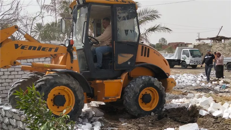 تنفيذ 10 قرارات إزالة واسترداد 2229 مترا بنطاق قرية خزام فى قنا 