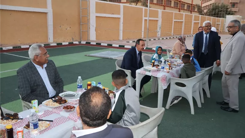 محافظ سوهاج يشارك أطفال مؤسسة البنين بحي الكوثر إفطار رمضان