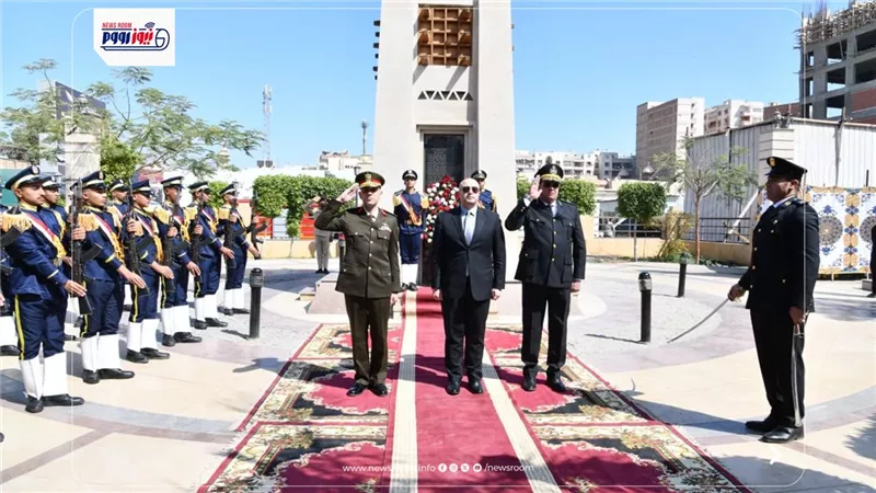 محافظ الفيوم يضع إكليلاً من الزهور على النصب التذكاري للشهداء بميدان قارون