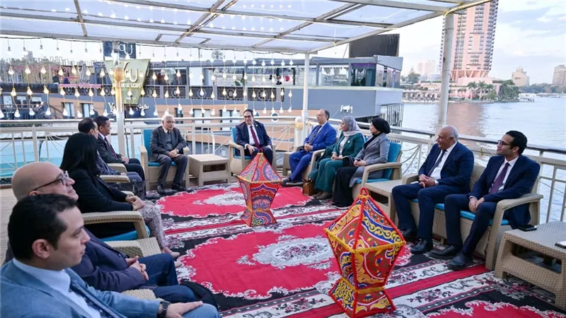 رئيس جامعة القاهرة يشارك نادي أعضاء هيئة التدريس مائدة الإفطار