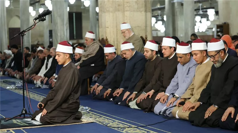 أئمة الجامع الأزهر يؤدون صلاة التراويح في الليلة السادسة والعشرين من رمضان