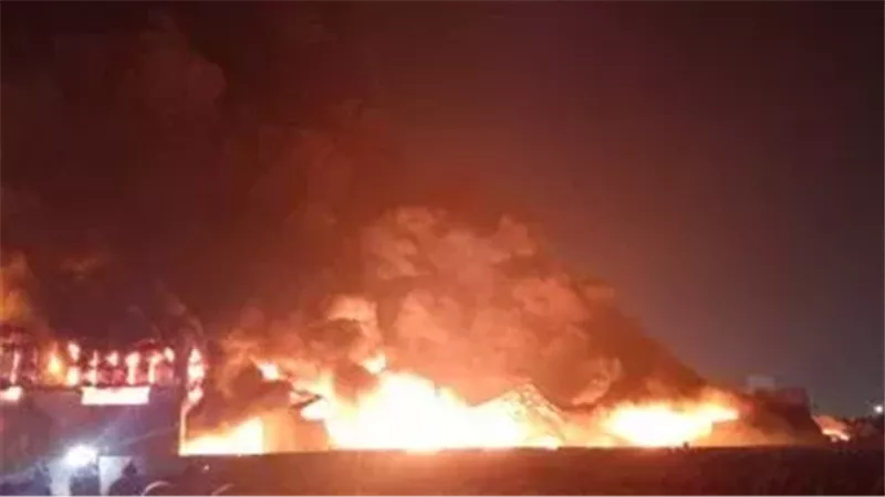 اندلاع حريق بمطار دبي الدولي جراء هجوم بطائرة مسيرة