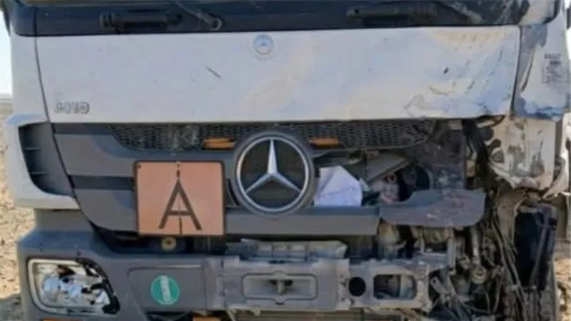 مصرع شخص وإاصابة 2 في حادث تصادم سيارتين نقل بطريق الوردة البيضاء بالسويس