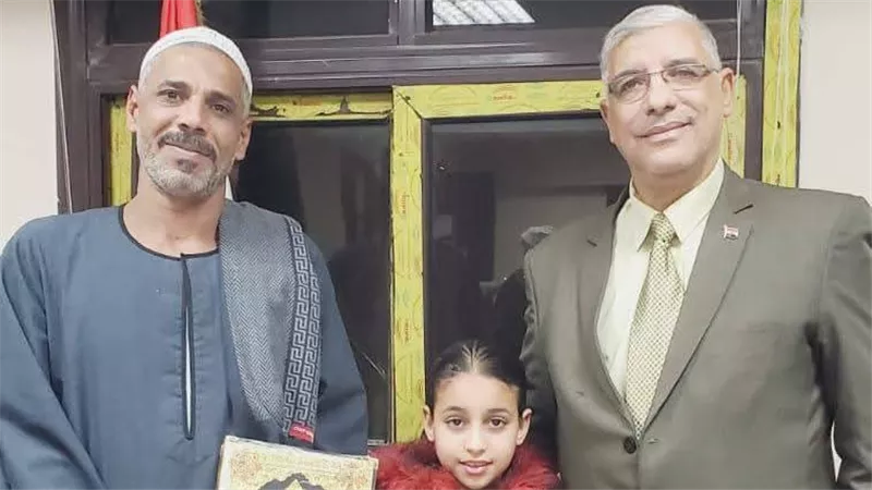 وكيل وزارة التربية والتعليم بقنا يكرم طالبة بالمرحلة الابتدائية لأمانتها