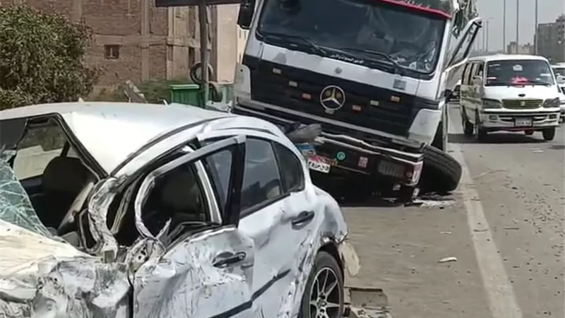 بين الحياة والموت.. 3 ضحايا في حادث تصادم بين 
