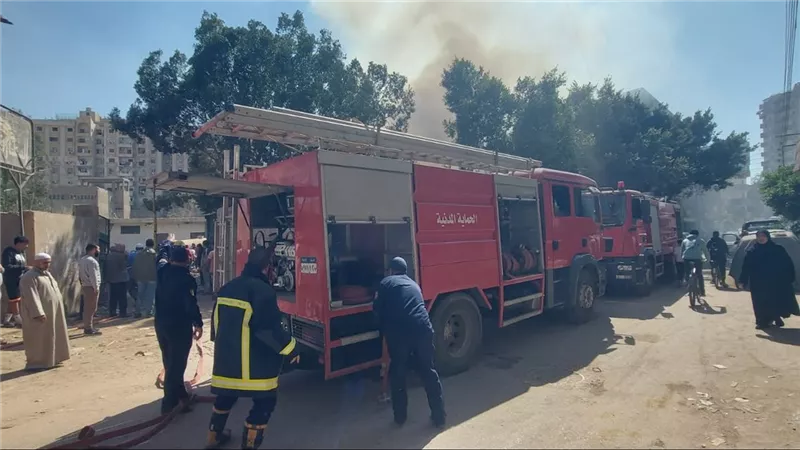 محافظ القليوبية يتابع السيطرة على حريق نشب بمحيط سور مخازن مجلس مدينة بنها