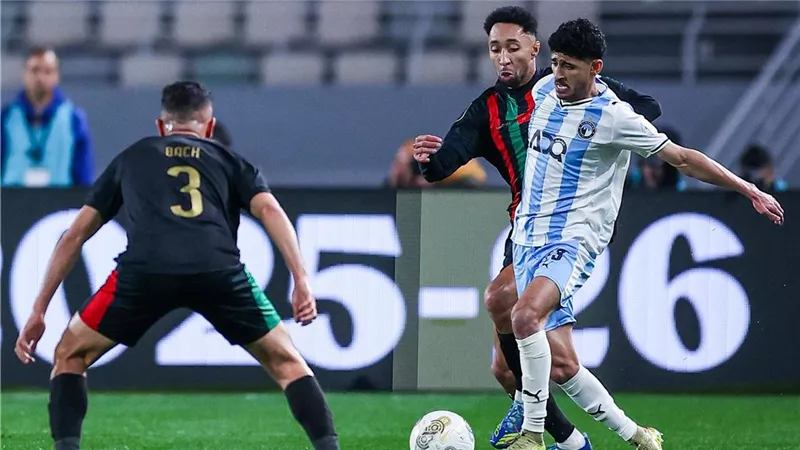 أسطورة كوت ديفوار إيمانويل إيبويه مراقبا لمباراة بيراميدز والجيش الملكي