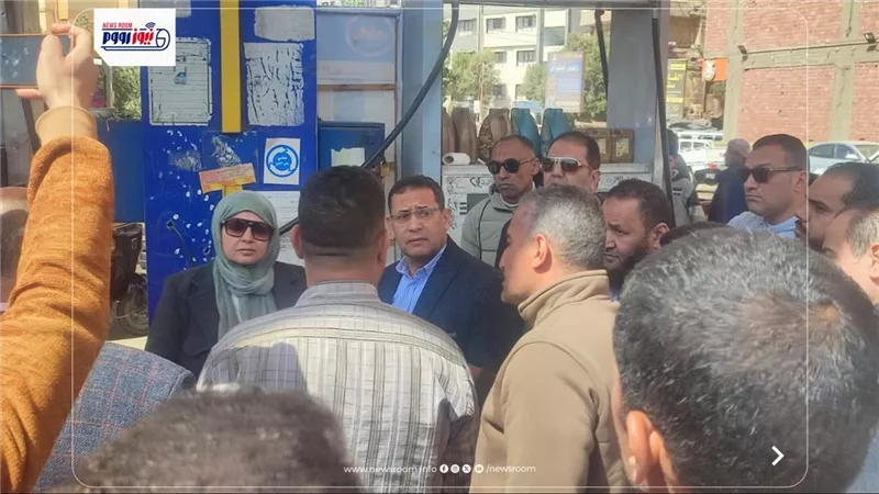 سكرتير عام مساعد الفيوم يتفقد عدداً من محطات الوقود ومواقف سيارات الأجرة 