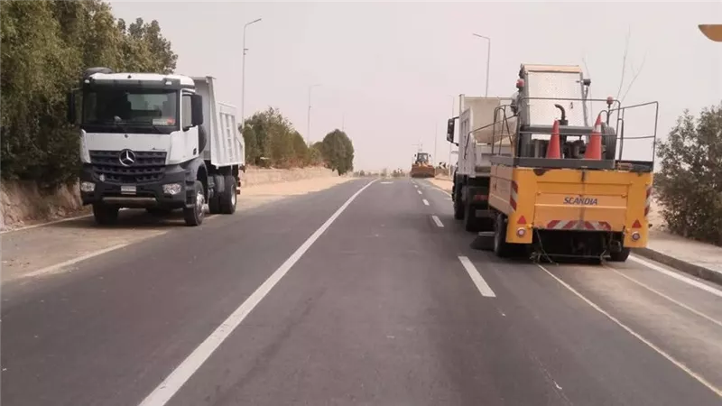 إعادة تأهيل طريق مطار أسوان الدولى لضمان بعد انتهاء التقلبات الجوية 