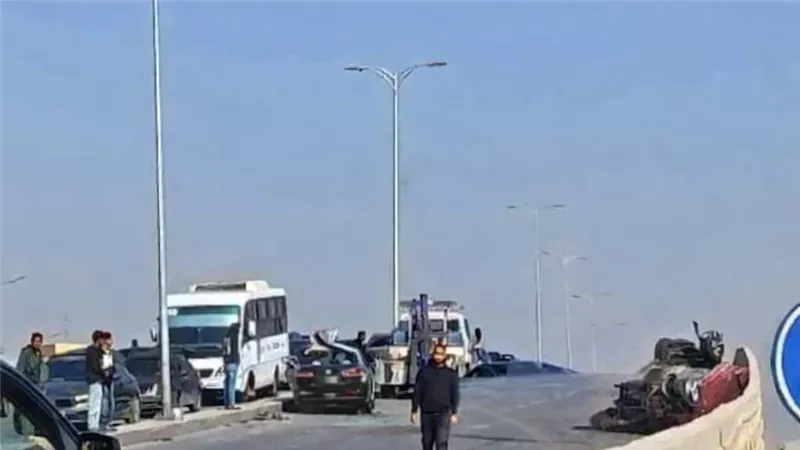 انقلاب سيارتين ملاكي أعلى كوبري بمنطقة القاهرة الجديدة