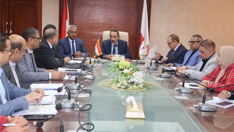 محافظ سوهاج يعقد اجتماعا لبحث موقف الفرص والمشروعات الاستثمارية وتعزيز التنمية