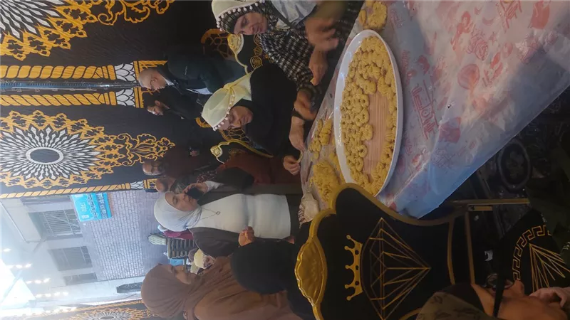 كرموز تحتفل بالعيد: طن كعك وبسكويت يُوزع على الأهالي في احتفالية جماعية