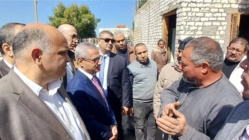 محافظ بنى سويف يوجه بفحص منظومة موزعين أسطوانات البوتاجاز