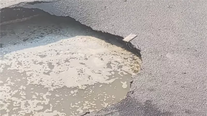 هبوط أرضي مفاجئ بشارع 11 بمنطقه العزبه البحريه في حلوان  