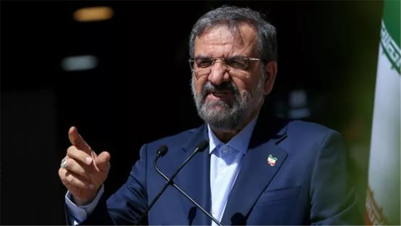 مجتبى خامنئي يعين الجنرال محسن رضائي مستشارًا عسكريًا في إيران