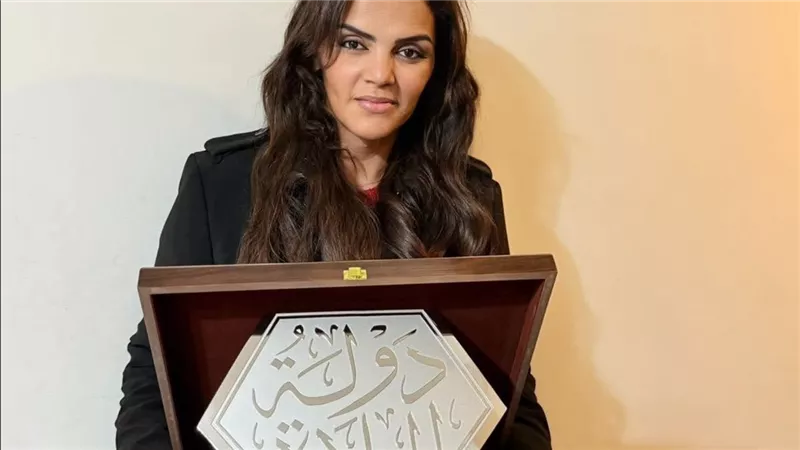 المصممة سالي مبارك تكشف كواليس تصميم دبابيس ودروع حفل 