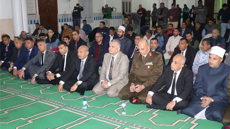 في ليلة القدر.. محافظ السويس يشارك الأهالي الاحتفال بمسجد بورتوفيق