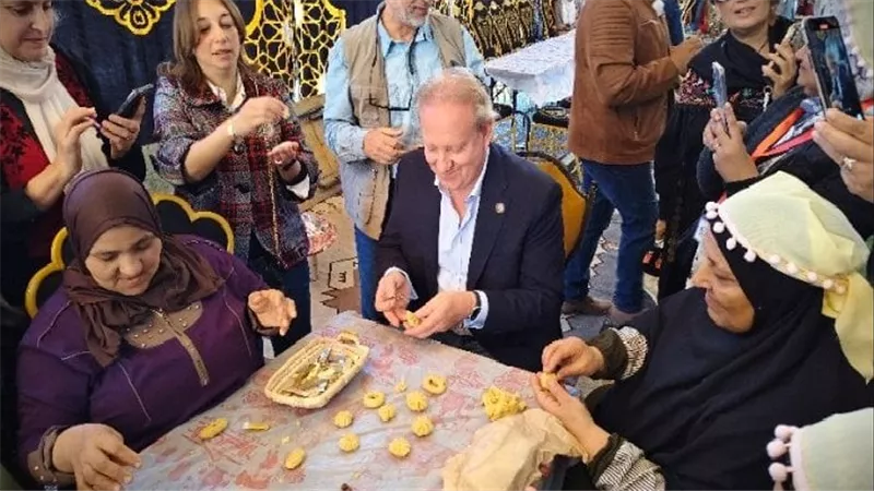 القنصل البريطاني بالإسكندرية يشارك سيدات في أكبر مائدة لعمل كحك العيد