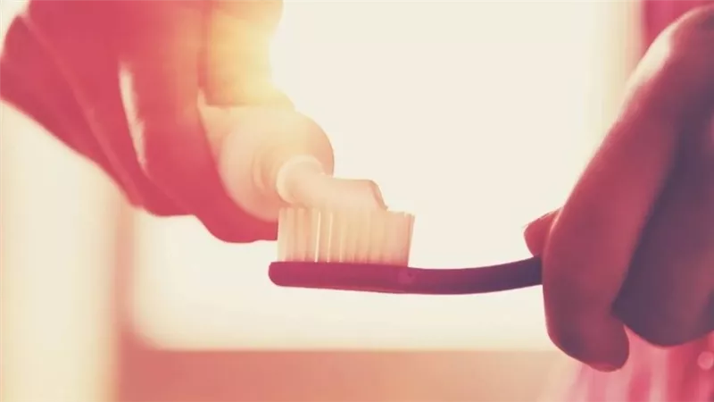 تحذير للمدخنين وعشاق الحلويات… عادات تهدد صحة أسنانك  