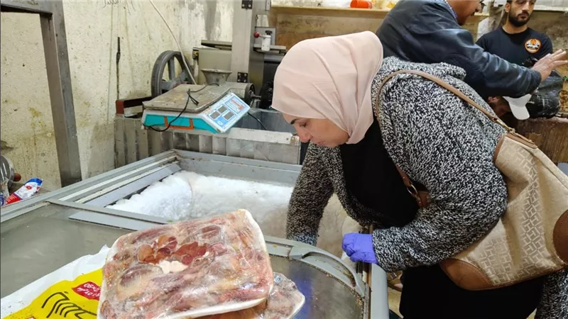 ضبط لحوم مجهولة المصدر خلال حملة تموينية مكبرة وسقوط معمل سري ببورفؤاد