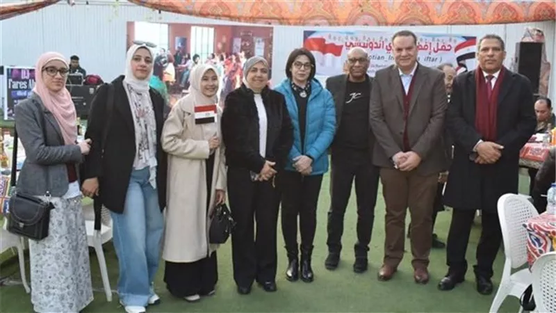 طالبة إندونيسية تشارك بأكبر مائدة إفطار بطنطا في رحاب مسجد السيد البدوي