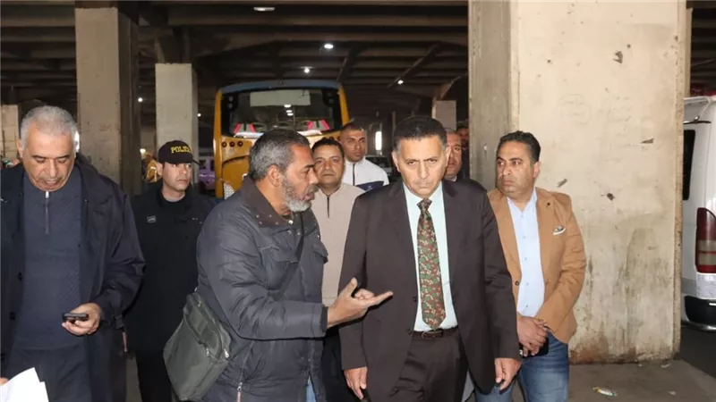 محافظ القليوبية يُجري جولة بموقف بنها العمومي لمتابعة الالتزام بتعريفة الركوب 