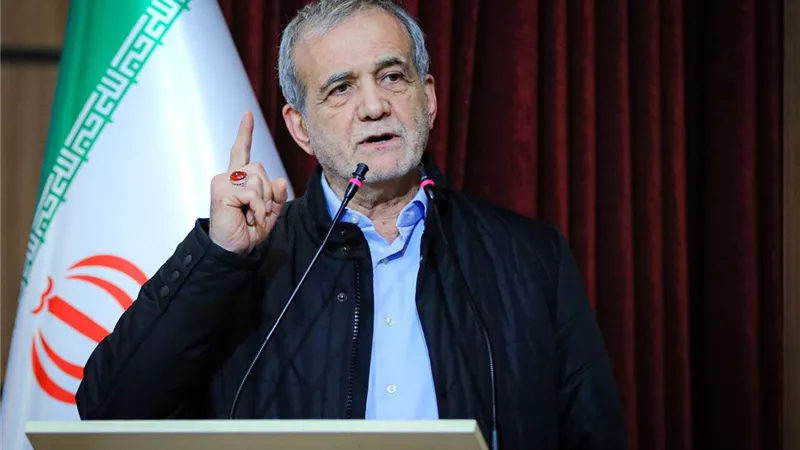 الرئيس الإيراني: استهداف البنية التحتية يفتح باب الفوضى
