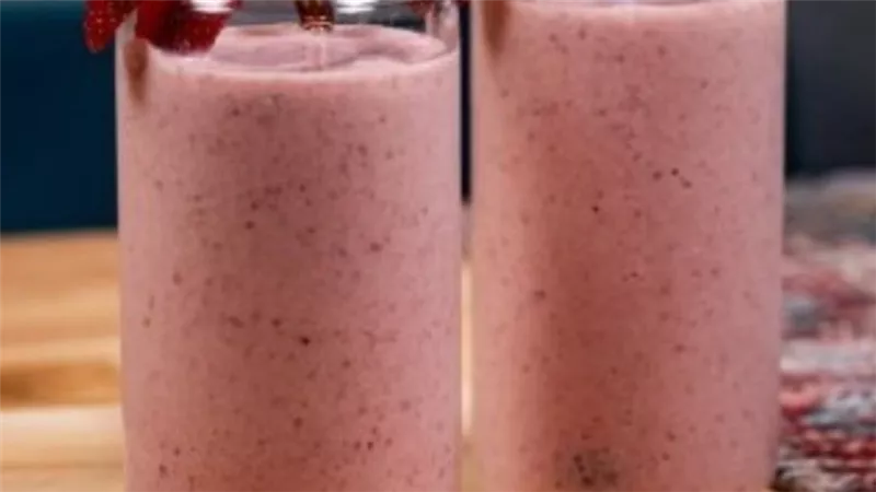 طريقة عمل كوكتيل الفراولة بالمكسرات… مشروب رمضان المنعش والمغذي