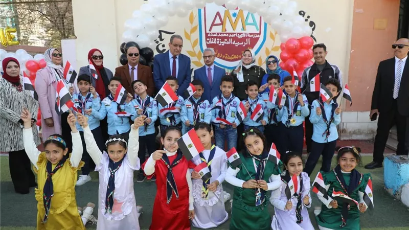 محافظ بني سويف يتفقد الأنشطة الطلابية والدراسة بمدرسة الشهيد أحمد محمد عبده