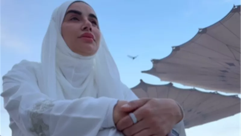 جوري بكر تؤدي مناسك العمرة وتدعو الله بالرزق والمحبة |فيديو